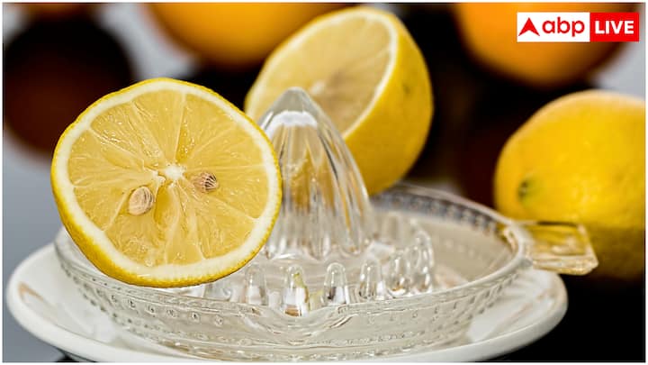 नींबू विटामिन सी का एक अच्छा सोर्स है, जो कोल्ड और फ्लू से लड़ने में मदद करता है. नींबू का रस पाचन क्रिया को बेहतर बनाता है और पेट की समस्याओं जैसे गैस, एसिडिटी और ब्लोटिंग को कम कर सकता है.