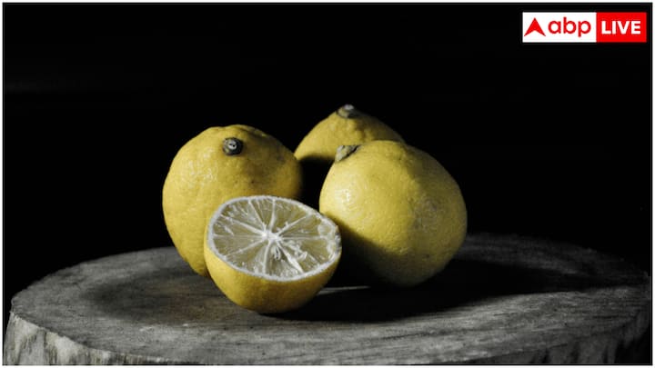 नींबू बेहद एसिडिक होता है. इसका ज्यादा इस्तेमाल आपके दांतों के इनेमल को खराब कर सकता है, जिससे दांतों में सेंसिटिविटी और कैविटी का रिस्क बढ़ जाता है. ऐसे में जरूरी है कि नींबू वाला पानी पीने के बाद सादे पानी से कुल्ला करें या स्ट्रॉ का इस्तेमाल करें.