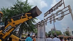 पुन्हा मंत्रिमंडळात घ्या, धनजंय मुंडेंच्या बॅनरला जेसीबीतून दुग्धाभिषेक; गुलाबाच्या पाकळ्यांचा वर्षाव