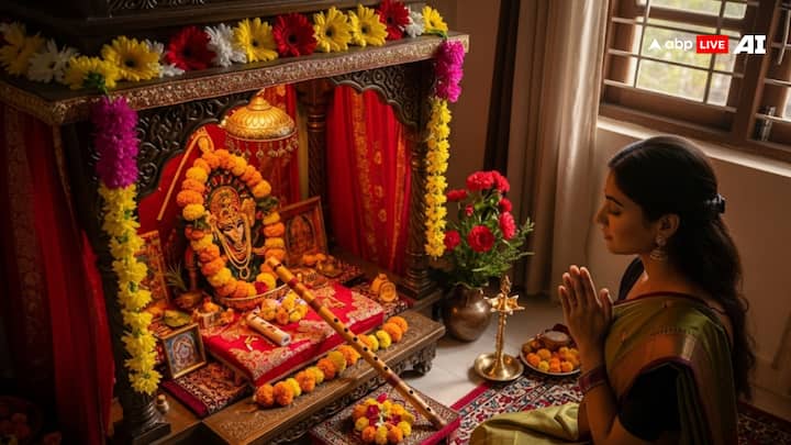 पूजा घर में किसी भी क्रोधित देवी-देवता या संहार की मूर्ति नहीं रखनी चाहिए. केवल प्रसन्न या आशीर्वाद देती हुई मुद्रा ही शुभ होती है.