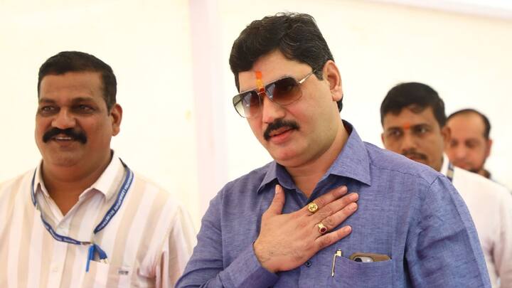 सरपंच देशमुख हत्याप्रकरणातील आरोपी वाल्मिक कराड हा धनंजय मुंडेंचा निकटवर्तीय असून स्वत: धनंजय मुंडेंनी हे मान्य केले होते. त्यामुळे, त्यांच्याबद्दल रोष व्यक्त करत विरोधकांनी त्यांच्या राजीनाम्याची मागणी केली होती.