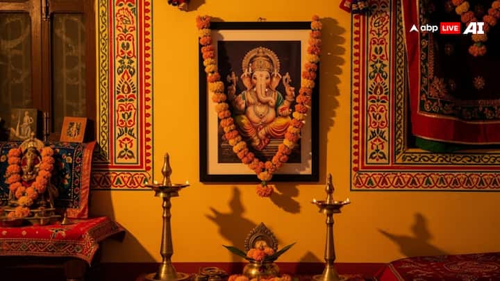 इसके साथ ही पूजा घर में भूलकर भी ब्रह्मा, विष्णु और महेश की मूर्ति भी एक साथ रखने से बचें.