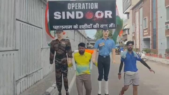 हैं। कांवड़ मेले में ऑपरेशन सिंदूर की नायिकाओं विंग कमांडर व्योमिका सिंह और कर्नल सोफिया कुरैशी को समर्पित कांवड़ लेकर दिल्ली का एक कांवड़िए हरिद्वार से निकला.