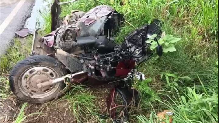 पुणे जिल्ह्याच्या आंबेगाव तालुक्यातील मंचर-भीमाशंकर रस्त्यावर सोमवारी सकाळी घडलेल्या भीषण अपघातात तीन तरुणांचा मृत्यू झाला.