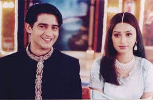 The character of the lead actors was first and Gauri. Both were seen fighting at the beginning of the show. While living in the joint family, both of them were often seen secretly romancing. The audience has not forgotten the different style of expressing their tips and love.