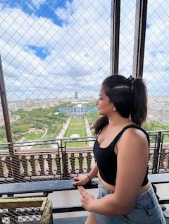 क्रॉप और टॉप और डेनिम शॉर्ट्स में मोनालिसा ने दिखाया कर्वी फिगर, बालकनी में दिए ऐसे पोज