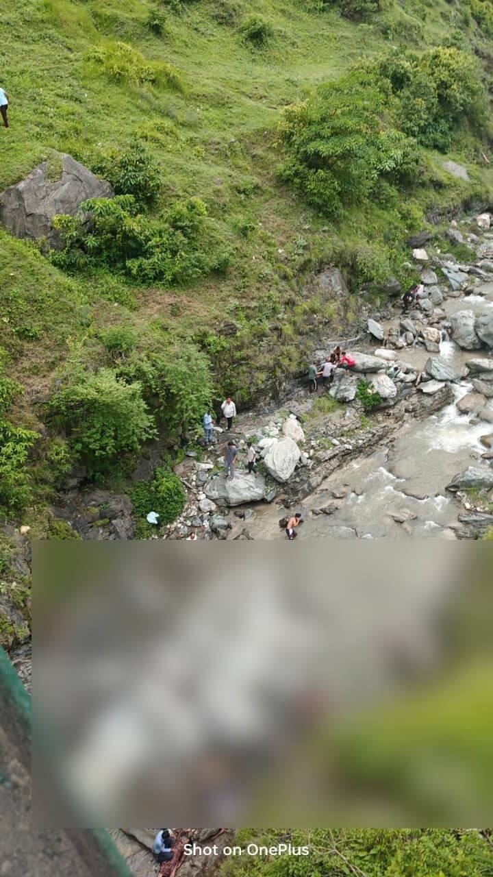 जिसे बाद वाहन अपने अंतिम स्टेशन पर पहुंचने से कुछ कदम पहले ही नदी में जा गिरा.