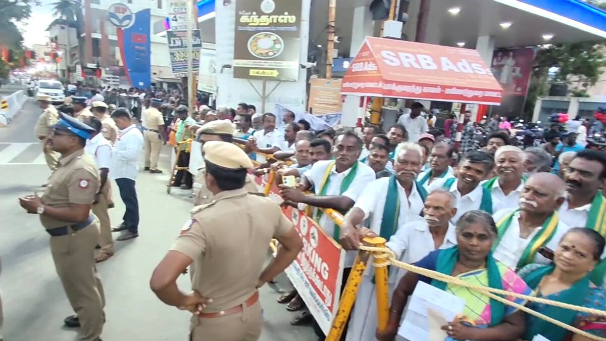 முதல்வர் ரோடு ஷோவில் விவசாயிகள் தர்ணா போராட்டம் - மயிலாடுதுறையில் பரபரப்பு...!
