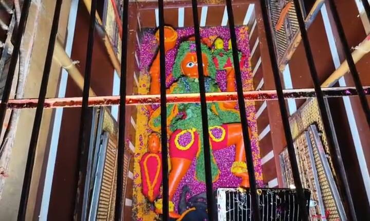 यमुना नदी का जलस्तर 81.54 मीटर और गंगा नदी का जलस्तर 80.97 मीटर पहुंचने पर गंगा और यमुना नदियों का जलस्तर बड़े हनुमान मंदिर में प्रवेश कर जाता है. (सौरभ मिश्रा का इनपुट)