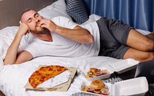 తిన్న వెంటనే పడుకోవడం వల్ల కూడా శరీరంలో ఎసిడిటీ పెరుగుతుంది. దీనివల్ల మంట, వాంతు అయ్యే ఫీలింగ్ ఎక్కువ అవుతుంది. కాబట్టి భోజనం చేసిన తర్వాత కాసేపు నడిచి.. ఆ తర్వాత పడుకుంటే బెస్ట్.