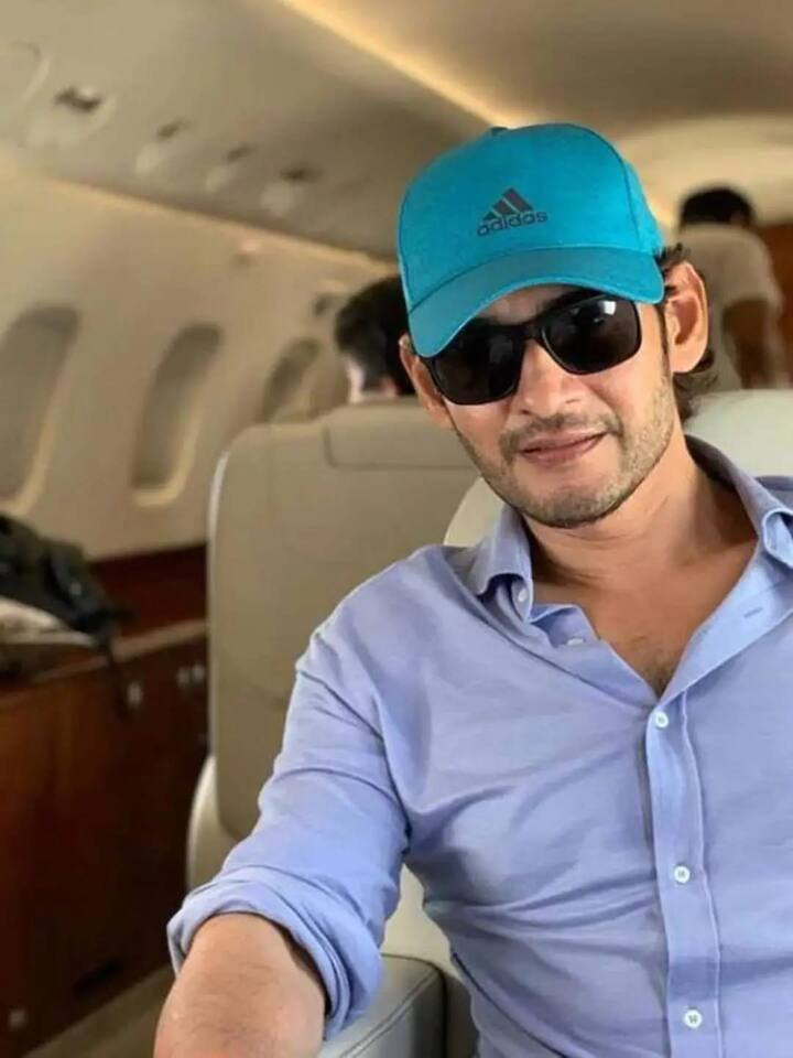 साउथ के मशहूर एक्टर महेश बाबू की फैन फॉलोविंग तगड़ी है. अक्सर फैंस उनके बारे में जानने के लिए इच्छुक रहते हैं. आपको बता दें महेश बाबू भी प्राइवेट जेट के ओनर हैं.