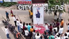 पुन्हा मंत्रिमंडळात घ्या, धनजंय मुंडेंच्या बॅनरला जेसीबीतून दुग्धाभिषेक; गुलाबाच्या पाकळ्यांचा वर्षाव
