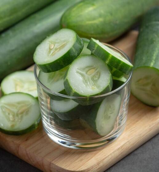 ਖੀਰੇ ਵਿੱਚ ਕੁਦਰਤੀ ਐਨਜ਼ਾਈਮ ਹੁੰਦੇ ਹਨ ਜੋ ਪਾਚਨ ਵਿੱਚ ਮਦਦ ਕਰਦੇ ਹਨ। ਪਰ ਜੇ ਖੀਰਾ ਖਾਣ ਤੋਂ ਤੁਰੰਤ ਬਾਅਦ ਪਾਣੀ ਪੀ ਲਿਆ ਜਾਵੇ ਤਾਂ ਇਹ ਐਨਜ਼ਾਈਮ ਠੀਕ ਤਰੀਕੇ ਨਾਲ ਕੰਮ ਨਹੀਂ ਕਰਦੇ। ਇਸ ਕਾਰਨ ਪੇਟ ਵਿੱਚ ਜਲਨ, ਐਸਿਡੀਟੀ ਜਾਂ ਉਲਟੀ ਹੋ ਸਕਦੀ ਹੈ।