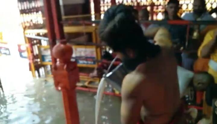 बड़े हनुमान मंदिर के गर्भगृह में गंगा और यमुना का जल आना शुभ माना जाता है. गर्भगृह में गंगा और यमुना का जल पहुंचने के बाद विधि विधान से मंदिर में पूजा अर्चना और आरती की गई. मंदिर के महंत बालवीर गिरी ने पूजार्चना और आरती की.