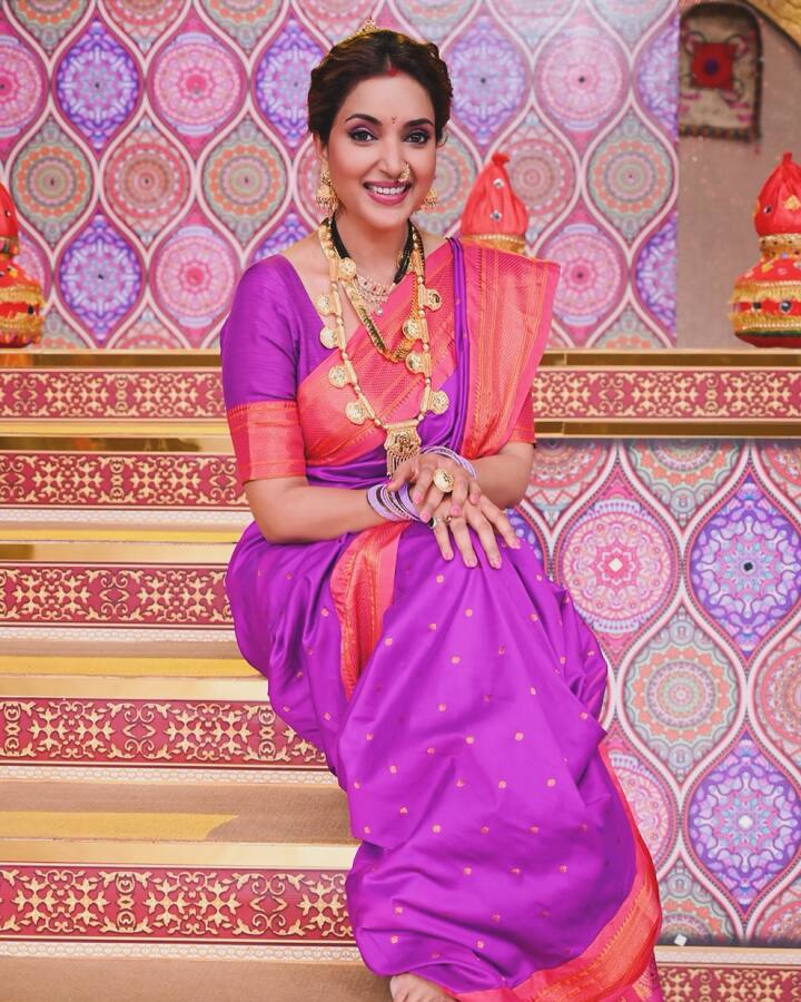 रुपाली भोसलेचा नऊवारीतला दमदार लूक कोणत्याही सणासाठी एकदम परफेक्ट आहे.