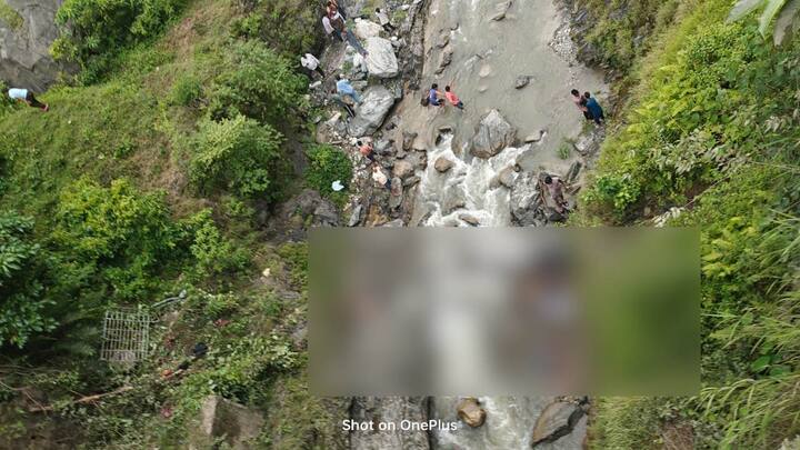 बता दें कि उत्तराखंड पिथौरागढ़ में बड़ा हादसा हुआ है जहां सवारियों से भरा पिकअप वाहन नदी में जा गिरा है हादसे में लगभग 8 लोगों की मौत की मौत होना बताया जा रहा है,जबकि 3 लोग गंभीर रूप से घायल बताए जा रहे हैं.