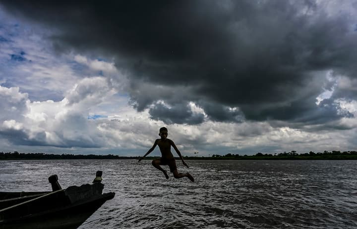 কোন কোন জেলায় আজ বৃষ্টি হবে ? মঙ্গলবার পুরুলিয়া, বাঁকুড়া, পূর্ব ও পশ্চিম বর্ধমান, বীরভূম ও মুর্শিদাবাদ জেলাতেও বিক্ষিপ্তভাবে ভারী বৃষ্টির সতর্কতা রয়েছে।
