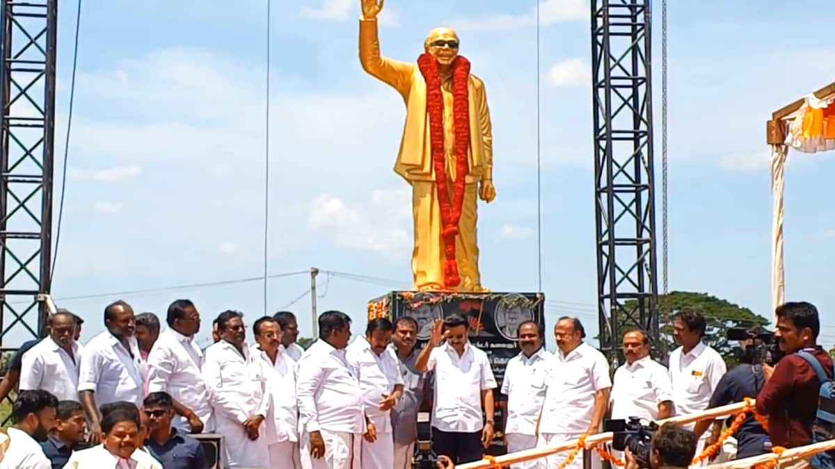 திமுக கொடியேற்றத்தில் நெகிழ்ச்சி! ஸ்டாலினுக்கு உதவிய தொண்டர்கள்: மயிலாடுதுறையில் உணர்ச்சிமிகு தருணம்!