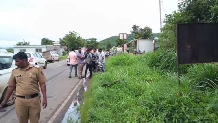 पळसटीका फाट्याजवळ दोन्ही वाहनांची समोरासमोर धडक झाली. धडकेनंतर बसने दुचाकीला काही अंतर फरफटत नेले, त्यामुळे दुचाकीचा अक्षरशः चेंदामेंदा झाला.