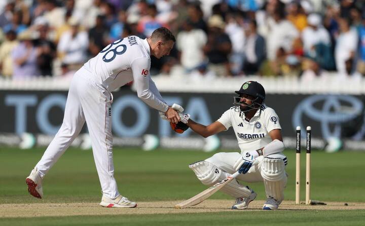 यावेळी क्रॉली मैदानात वेळ घालवत होता. त्यामुळे शुभमन गिलसह दहा खेळाडू क्रॉलीच्या अंगावर धावून गेले होते. मात्र इंग्लंडने सामना जिंकताच क्रॉलीने मोहम्मद सिराज आणि रवींद्र जडेजाकडे धाव घेत दोघांचे कौतु केले.