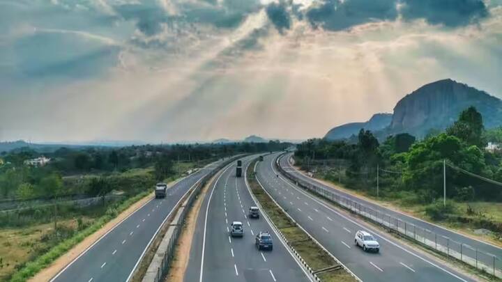 यानी कि आप पूरे साल टोल पेमेंट से फ्री हो जाएंगे. लेकिन क्या यह सुविधा हर जगह मिलेगी. या फिर सिर्फ NHAI के अधीन आने वाले टोल प्लाजा पर ही लागू रहेगा. यानी जिन टोल पर NHAI का सीधा कंट्रोल है, वहां ही यह पास मान्य होगा या नहीं.
