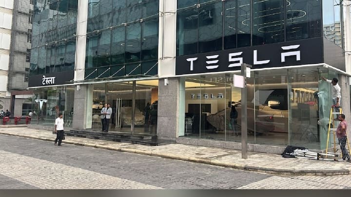 टेस्लाचं हे देशातील पहिलं शोरुम मुंबईत सुरू झाल्याने ईव्ही क्षेत्रात हे मोठं पाऊल मानलं जात आहे. विशेष म्हणजे मुंबईत मराठी आणि हिंदी भाषेवरुन वाद सुरू असताना टेस्ला कंपनीने शोरुमच्या बाहेर ठळक अक्षरात मराठीत टेस्ला असं लिहिलं आहे.
