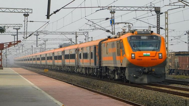 टेक्नोलॉजी एक्सप्लेन: कैसे सिर्फ एक चेन खींचने से रुक जाती है पूरी ट्रेन, जानिए इसके पीछे की तक