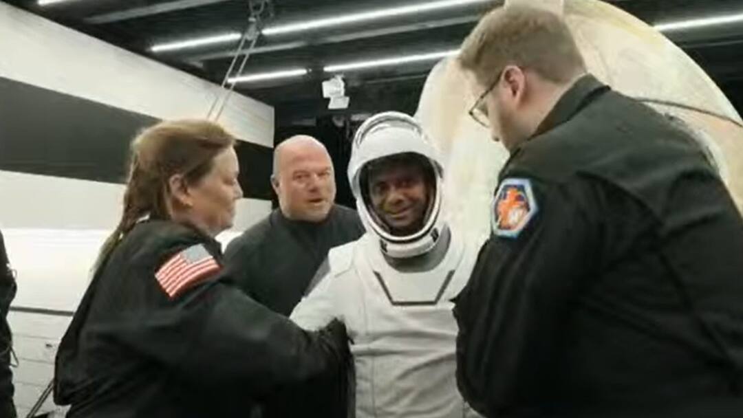 Shubhanshu Shukla First Images After Axiom 4 Mission SpaceX Dragon चेहरे पर दिखी गर्व की मुस्कान... स्पेस से लौटे शुभांशु शुक्ला की पहली तस्वीरें आईं सामने