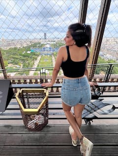 क्रॉप और टॉप और डेनिम शॉर्ट्स में मोनालिसा ने दिखाया कर्वी फिगर, बालकनी में दिए ऐसे पोज