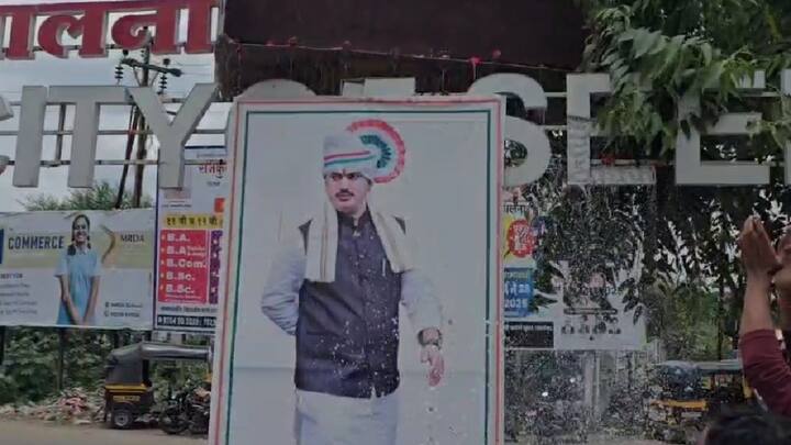 दरम्यान, बीडमधील मस्साजोगचे सरपंच संतोष देशमुख यांच्या हत्येनंतर गुन्ह्यातील आरोपी हे धनंजय मुंडेंचे निकटवर्तीय असल्याने मुख्यमंत्र्‍यांनी त्यांचा राजीनामा घेतला होता. तेव्हापासून ते सार्वजनिक कार्यक्रमातून काहीसे अलिप्त दिसले.