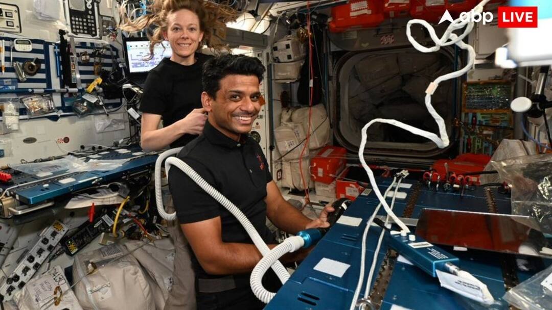 18 दिन बाद शुभांशु शुक्ला की धरती पर वापसी, लखनऊ में जश्न का माहौल, परिवार ने जताई खुशी Shubhanshu Shukla Mother Father Reaction on his return from ISS axiom 4 mission 18 दिन बाद शुभांशु शुक्ला की धरती पर वापसी, लखनऊ में जश्न का माहौल, परिवार ने जताई खुशी