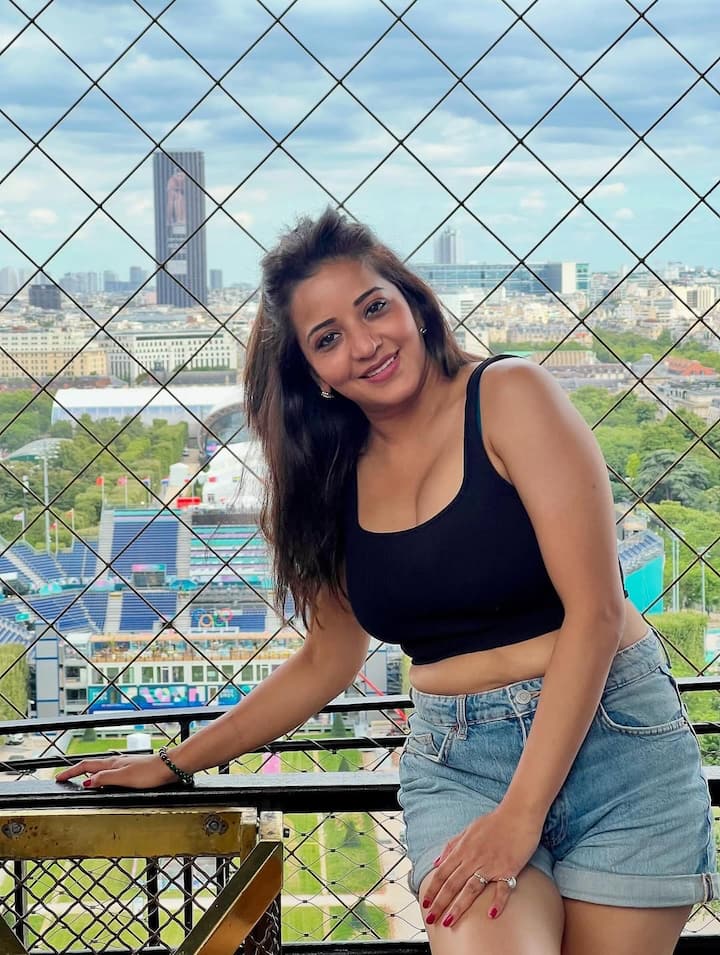 एक्ट्रेस ने फोटोज शेयर करते हुए कैप्शन में ब्लू हार्ट की कई सारी इमोजी बनाई है. वहीं फैंस मोनालिसा की तस्वीरों पर जमकर प्यार लुटा रहे हैं.