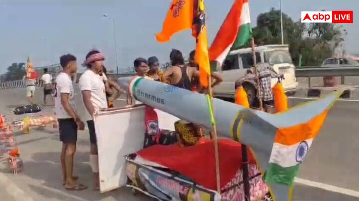 Shravan month 2025: 11 जुलाई से कांवड़िए कांवड़ लेने के लिए आ रहे हैं. अभ तक कई अलग-अलग रंगों से रंगी कांवड़ नजर आ रही हैं. वहीं इसी बीच अखिलेश यादव की फोटो और ऑपरेशन सिंदूर से बनी कांवड़ लाते दिखे.