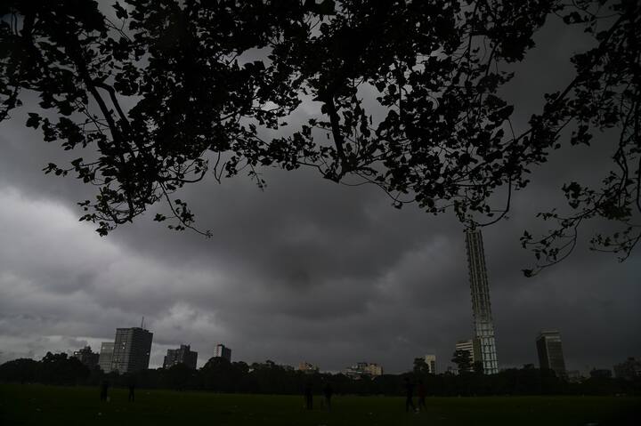 কলকাতার ৯০ কিলোমিটার উত্তরে গাঙ্গেয় পশ্চিমবঙ্গে তৈরি হয়েছে গভীর নিম্নচাপ। এর ওপর দিয়ে উত্তর-পূর্ব বঙ্গোপসাগর পর্যন্ত বিস্তৃত মৌসুমী অক্ষরেখা। এর প্রভাবে আজ দক্ষিণবঙ্গের সব জেলাতেই দিনভর বজ্রবিদ্যুৎ-সহ বৃষ্টি হবে।