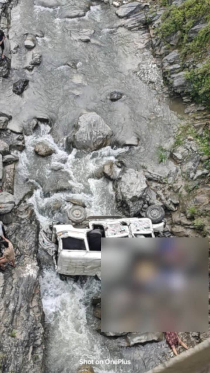 इस घटना में मौके पर ही 8 लोगों की मौत हो गई है,जबकि 3 लोगों को गंभीर घायल है जिनको इलाज के लिए अस्पताल में भर्ती करवाया गया है. अभी भी रेस्क्यू ऑपरेशन जारी है. घटना को लेकर सीएम धामी ने भी शोक व्यक्त किया है. साथ स्थानीय प्रशासन से हर संभव मदद लोगो को दिए जाने के लिए भी कहा गया है.