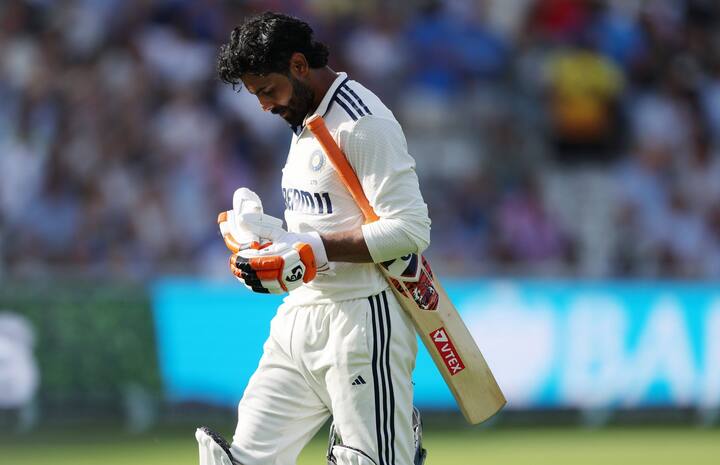 मोहम्मद सिराज बाद होताच जडेजाच्या चेहऱ्यावरील शल्य पाहून चाहते हळहळले. तसेच जडेजाही भावूक झाल्याचं पाहायला मिळाले.