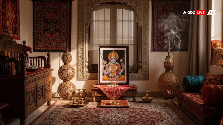 शादीशुदा दांपत्य को कभी भी अपने बेडरूम में हनुमान जी की मूर्ति नहीं रखनी चाहिए. ऐसा इसलिए क्योंकि हनुमान जी ब्रह्मचारी है.