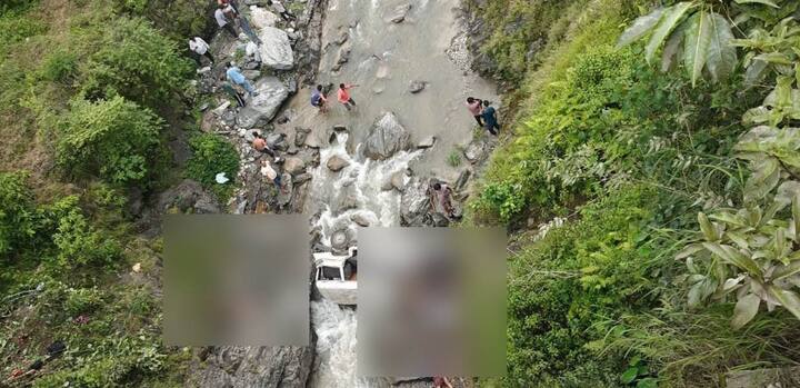 उत्तराखंड के पिथौरागढ़ में बड़ा सड़क हादसा हुआ है जिसमें 8 लोगों की मौत की सूचना सामने आ रही है जबकि 3 लोग भंभीर रूप से घायल बताए जा रहे है मौके पर रेस्क्यू ऑपरेशन जारी है.