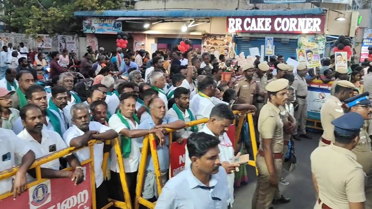 முதல்வர் ரோடு ஷோவில் விவசாயிகள் தர்ணா போராட்டம் - மயிலாடுதுறையில் பரபரப்பு...!