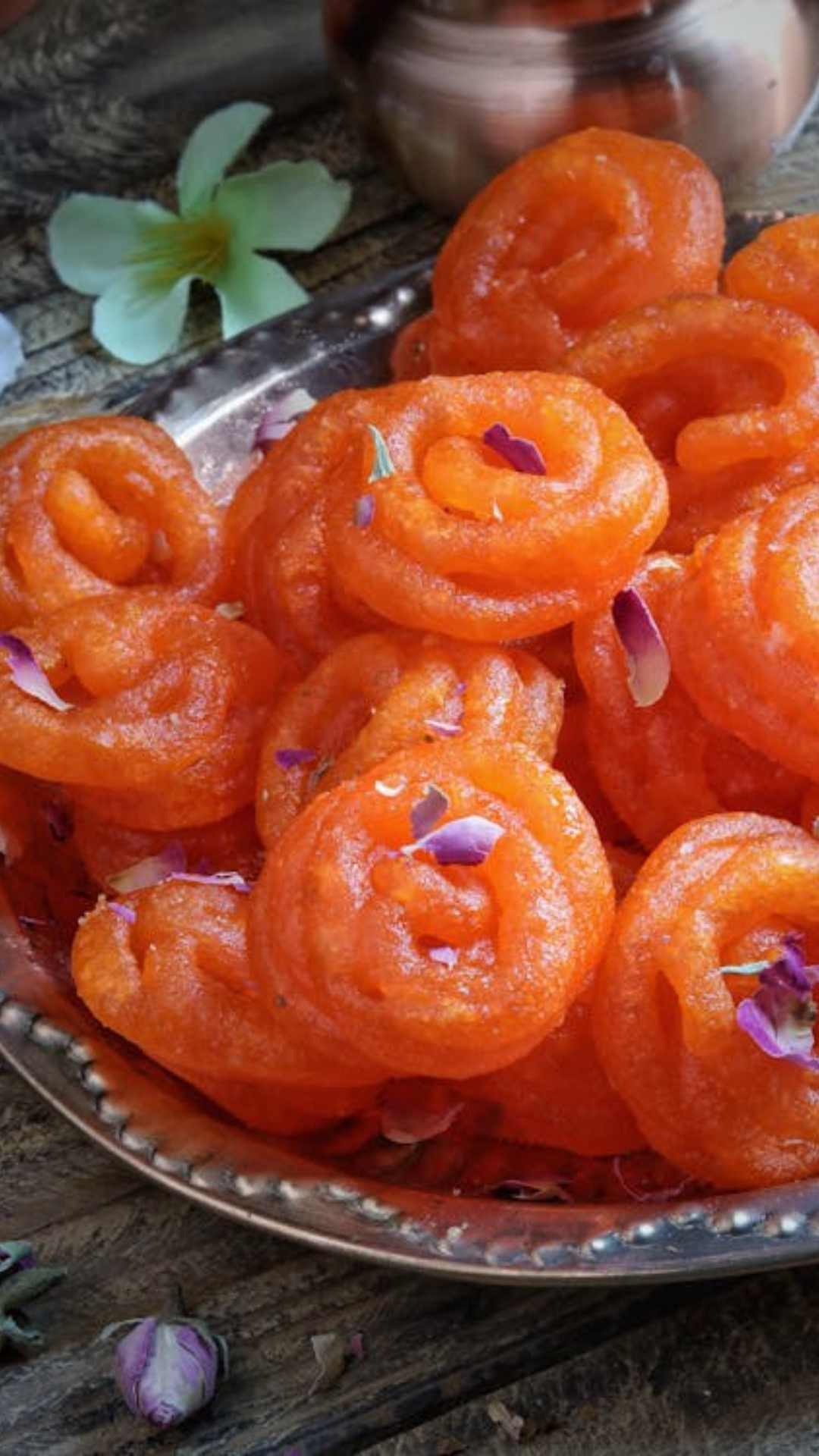 100 ग्राम जलेबी में कितनी कैलोरी होती हैं?