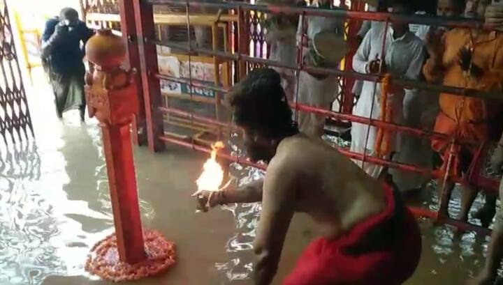 उत्तर प्रदेश स्थित प्रयागराज में बड़े हनुमान मंदिर के गर्भगृह में गंगा और यमुना नदियों का जल पहुंचा. 15 जुलाई मंगलवार  दोपहर बाद गर्भ गृह में गंगा और यमुना नदियों का जल प्रवेश कर गया. मां गंगा और यमुना हर साल बड़े हनुमान जी को अभिषेक कराने आती हैं.