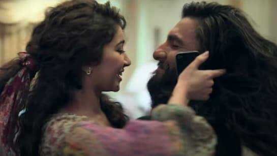 अब जल्द ही रणवीर सिंह को भी खुद से 20 साल छोटी एक्ट्रेस सारा अर्जुन के साथ रोमांस करते हुए देखा जाएगा. धुरंधर में उनके साथ सारा अर्जुन भी नजर आएंगी.