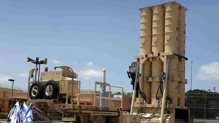 Arrow-4 Defence System: इजरायल ने अपने एयर डिफेंस सिस्टम को और मजबूत करते हुए Arrow-4 मिसाइल डिफेंस सिस्टम को तैयार कर लिया है.