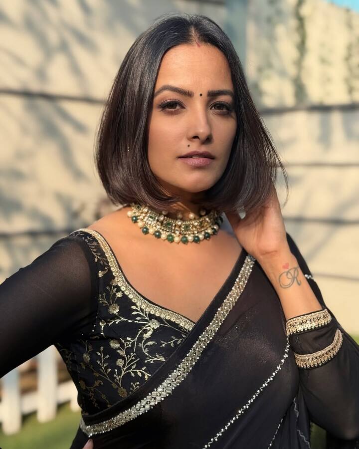 पॉपुलर टीवी एक्ट्रेस अनिता ने काव्यांजलि और ये है मोहब्बतें के जरिए अपनी खास पहचान बनाई थी. बिग बॉस 19 का हिस्सा बनने से उन्होंने इनकार कर दिया.