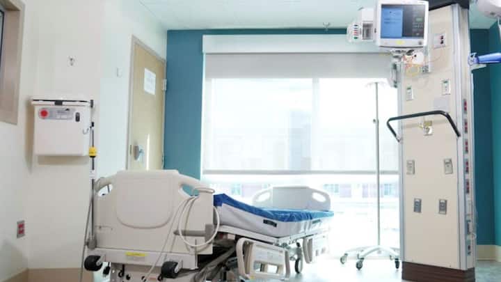 जब भी आप हॉस्पिटल के किसी कर्मचारी को कोड ब्लैक चिल्लाते हुए सुनें तो तुरंत अलर्ट मोड पर आ जाएं और समझ जाएं कि यह इमरजेंसी की स्थिति है. क्योंकि इस कोड का इस्तेमाल अस्पताल में बम होने की स्थिति में किया जाता है.