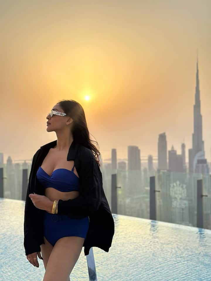 क्रिस्टल ने बिकिनी के ऊपर से ब्लैक शर्ट पहन रखी है. एक्ट्रेस अपनी अदाओं से लोगों को दीवाना बना रही हैं.