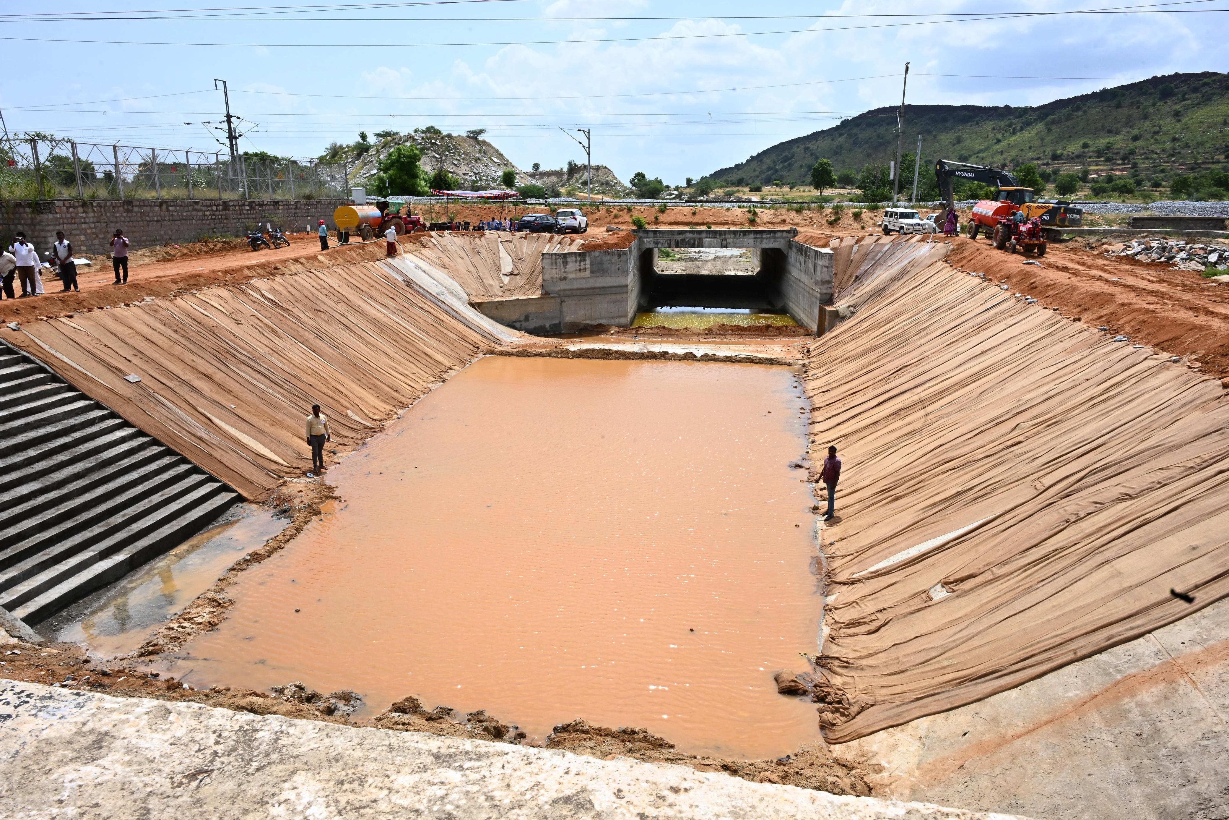 Handri Neeva Latest News:హంద్రీనీవా ఫేజ్-1 కాలువల పనులు పూర్తి- రేపు నీరు విడుదల చేయనున్న ముఖ్యమంత్రి చంద్రబాబు