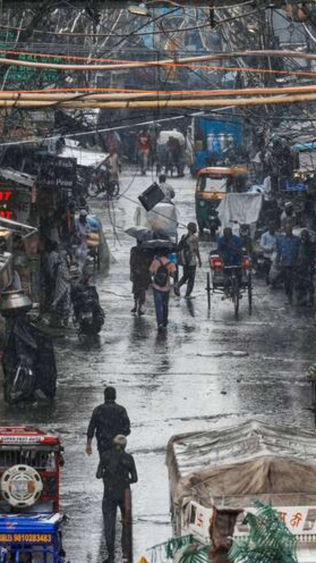 मौसम विभाग ने आज बुधवार को दिनभर भारी बारिश की संभावना जताई है