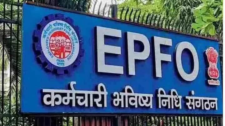 पीएफ खाते में कर्मचारी और कंपनी यानी नियोक्ता दोनों का कंट्रीब्यूशन शामिल होता है. आमतौर पर बेसिक सैलरी का 12 फीसदी कर्मचारी का और 12 फीसदी कंपनी का हिस्सा पीएफ फंड में जाता है. इसमें सरकार हर साल ब्याज भी देती है.