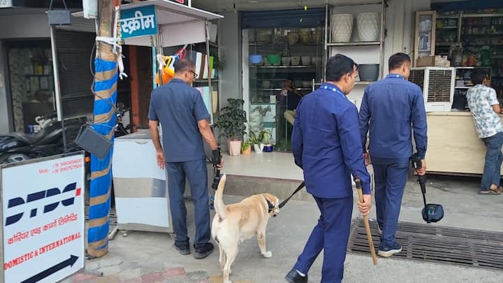 यूपी के शामली में डॉग स्क्वायड व बम निरोधक दस्ते ने पहुंचकर रेलवे स्टेशन, शिव चौक व अन्य स्थानों पर चेकिंग की.